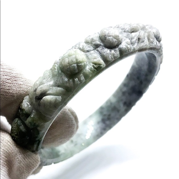 Hand carved Grade A Natural Green Jade Bangle - Picture 4 of 6